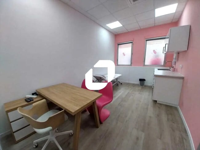 Plus de détails pour 1 Place Charles De Gaulle, Montigny-le-Bretonneux - Bureau à louer