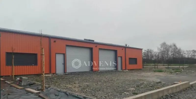 Local d’activités dans Vierzon à louer - Photo de l’immeuble – Image 1 sur 4