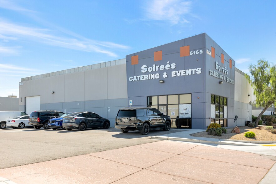 5165 W Oquendo Rd, Las Vegas, NV à louer - Photo de l’immeuble – Image 3 sur 32