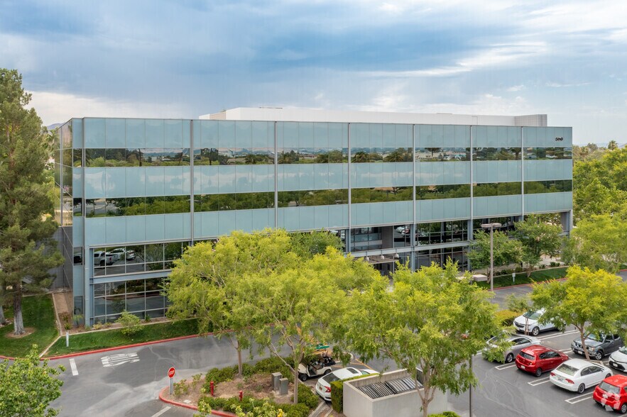 560 E Hospitality Ln, San Bernardino, CA à louer - Photo de l’immeuble – Image 2 sur 4