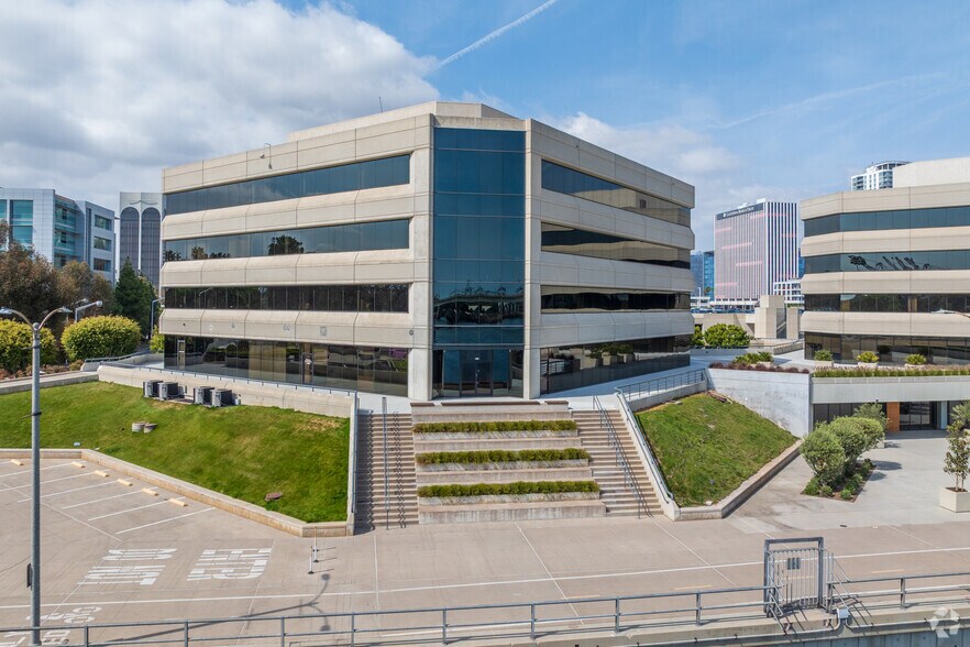 340 Golden Shore, Long Beach, CA à louer - Photo de l’immeuble – Image 2 sur 5