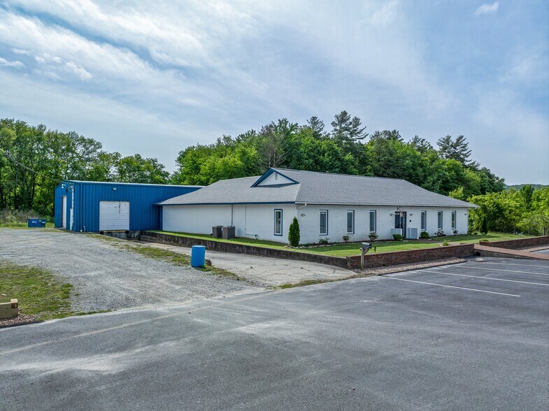 340 LA White Dr, Fletcher, NC à louer - Photo de l’immeuble – Image 2 sur 42