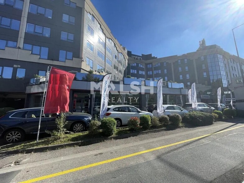 Local d'activités dans Tassin-la-Demi-Lune à vendre - Photo de l’immeuble – Image 2 sur 17