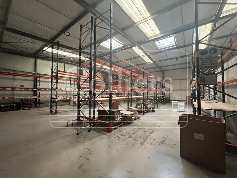 Local d’activités dans Roquefort-la-Bédoule à louer - Photo de l’immeuble – Image 3 sur 9