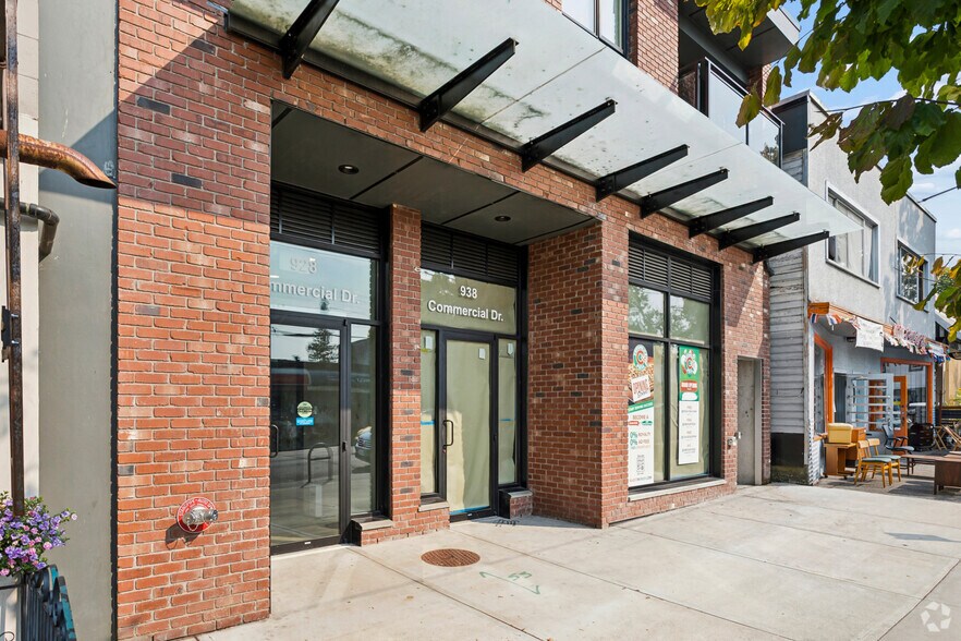 938 Commercial Dr, Vancouver, BC à vendre - Photo de l’immeuble – Image 3 sur 12