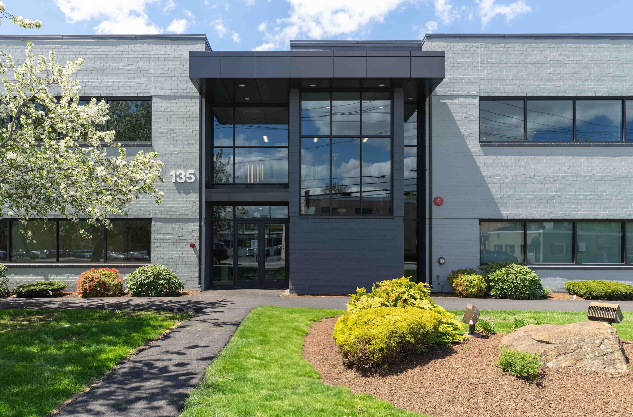 135 South Rd, Bedford, MA à louer Photo de l’immeuble– Image 1 sur 7