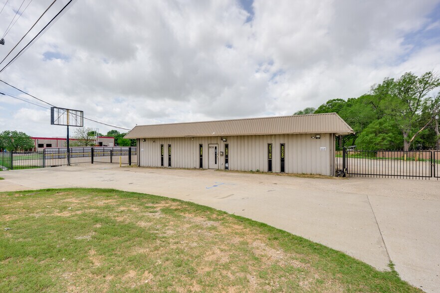 801 N Walton Walker Hwy, Irving, TX à louer - Photo de l’immeuble – Image 3 sur 33