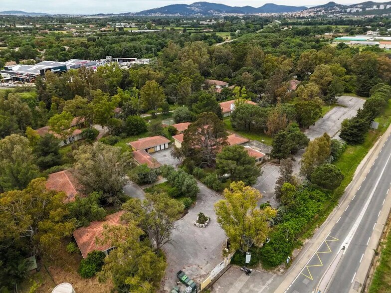 Local d'activités dans Hyères à vendre - Photo de l’immeuble – Image 2 sur 26