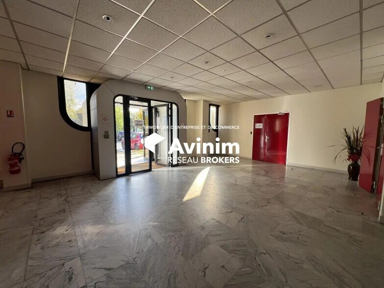 Bureau dans Villebon-sur-Yvette à vendre - Hall d’entrée – Image 2 sur 10