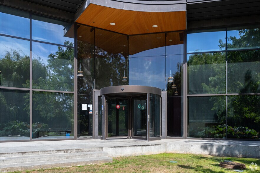 401 Garbally Rd, Victoria, BC à louer - Photo de l’immeuble – Image 3 sur 15