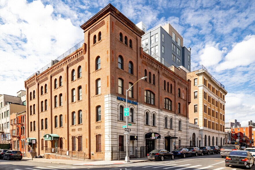 390 Berry St, Brooklyn, NY à louer - Photo de l’immeuble – Image 1 sur 6