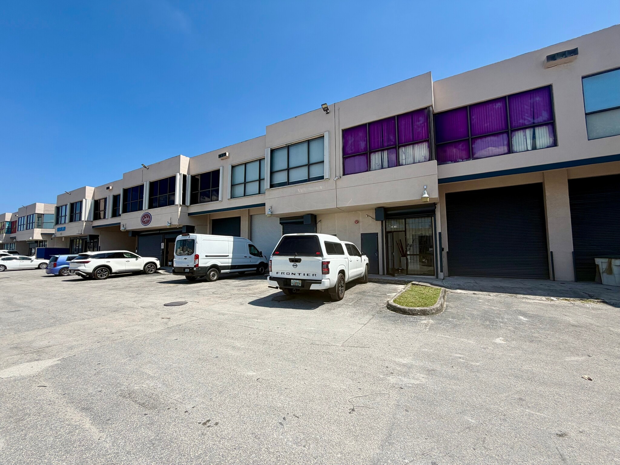 6820-6856 NW 77th Ct, Miami, FL à louer Photo de l’immeuble– Image 1 sur 10