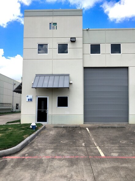 5750 N Sam Houston Pky E, Houston, TX à louer - Photo de l’immeuble – Image 1 sur 4