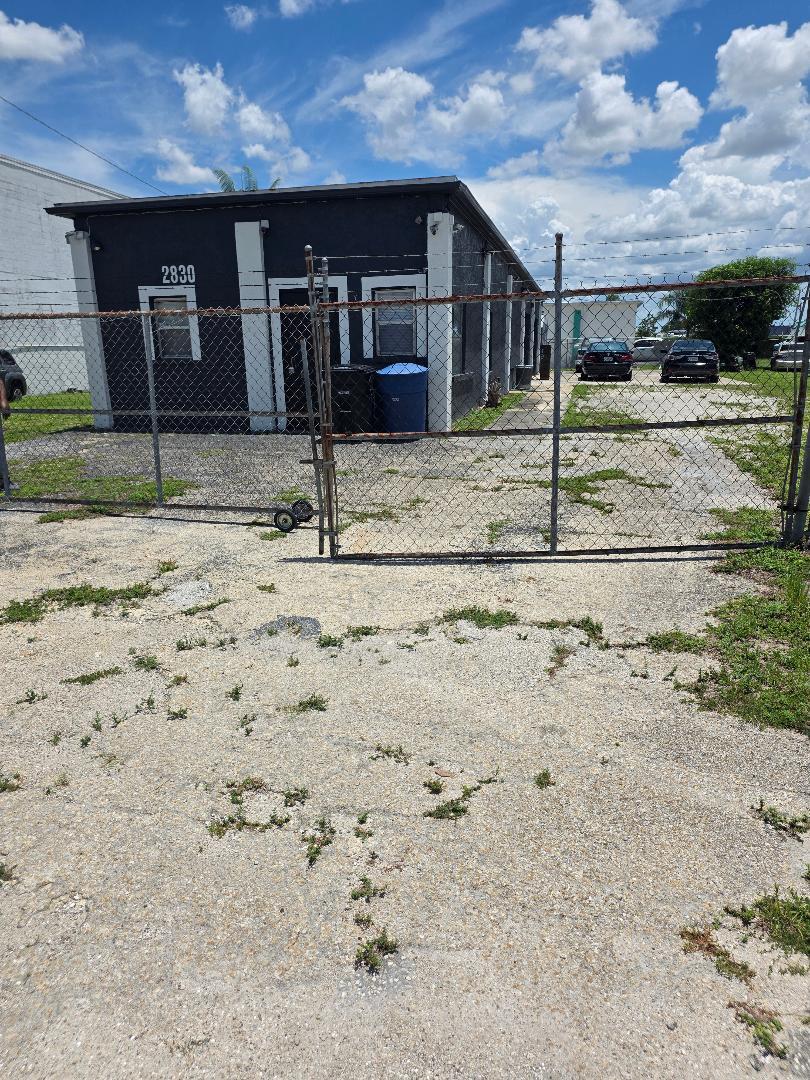 2830 St Charles St, Fort Myers, FL à vendre Photo de l’immeuble– Image 1 sur 7