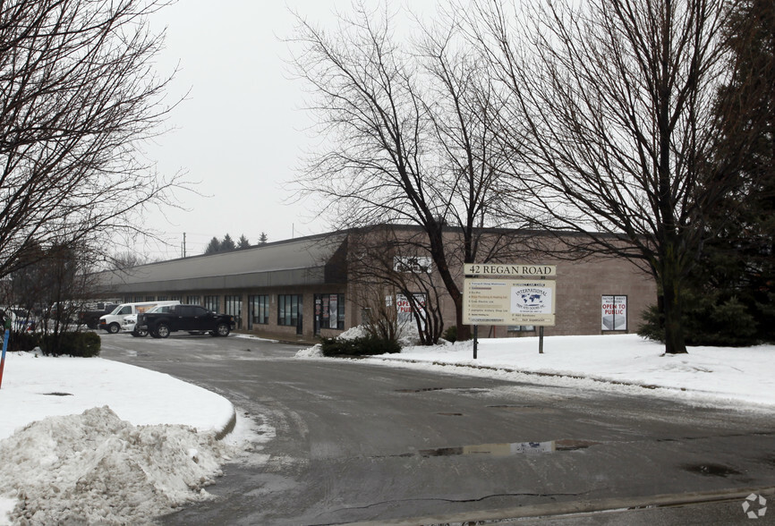 42 Regan Rd, Brampton, ON à vendre - Photo de l’immeuble – Image 3 sur 5
