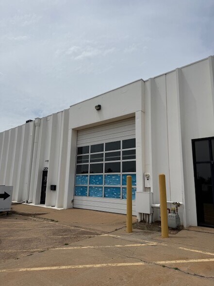 1200 W Rock Creek Rd, Norman, OK à louer - Photo principale – Image 1 sur 2