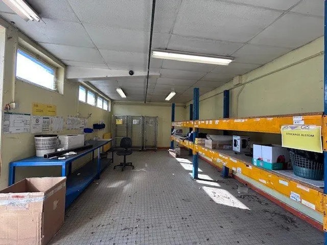 Local d'activités dans Le Creusot à vendre - Photo de l’immeuble – Image 2 sur 9