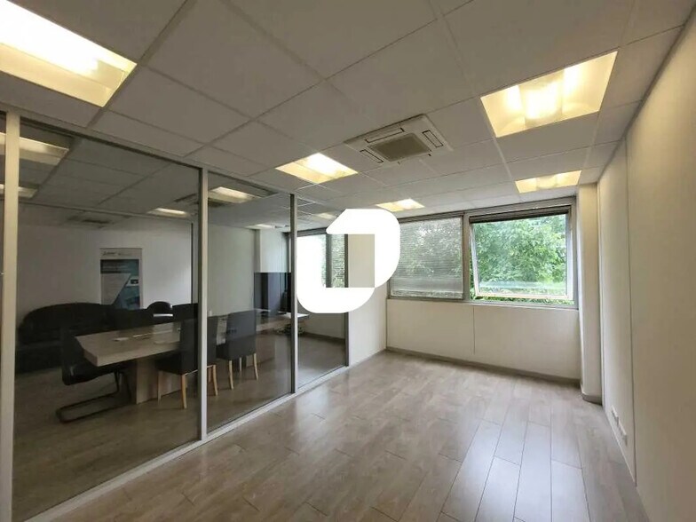 19 Rue Des Malines, Lisses à louer - Photo de l’immeuble – Image 1 sur 10