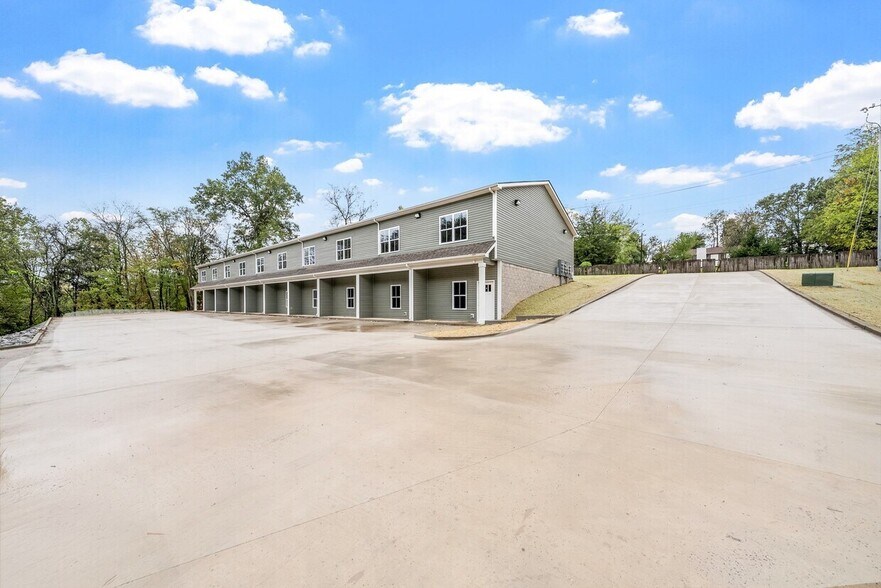 329 Cedar Ct, Clarksville, TN à vendre - Photo de l’immeuble – Image 3 sur 19