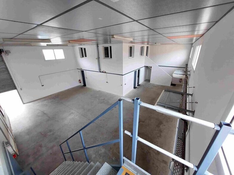 Local d’activités dans Toussieu à louer - Photo de l’immeuble – Image 2 sur 9