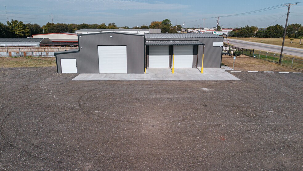 2603 S Kaufman St, Ennis, TX à louer - Photo de l’immeuble – Image 3 sur 54