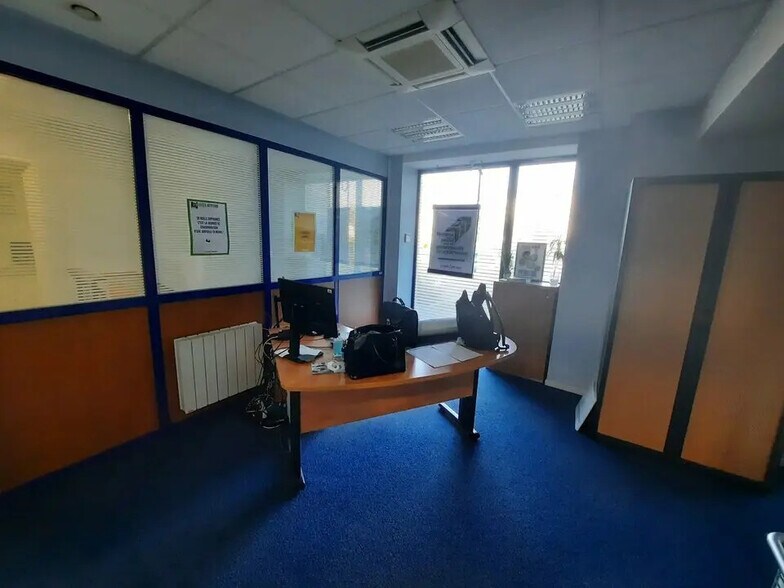 Local commercial dans Petit-Couronne à louer - Photo de l’immeuble – Image 2 sur 11