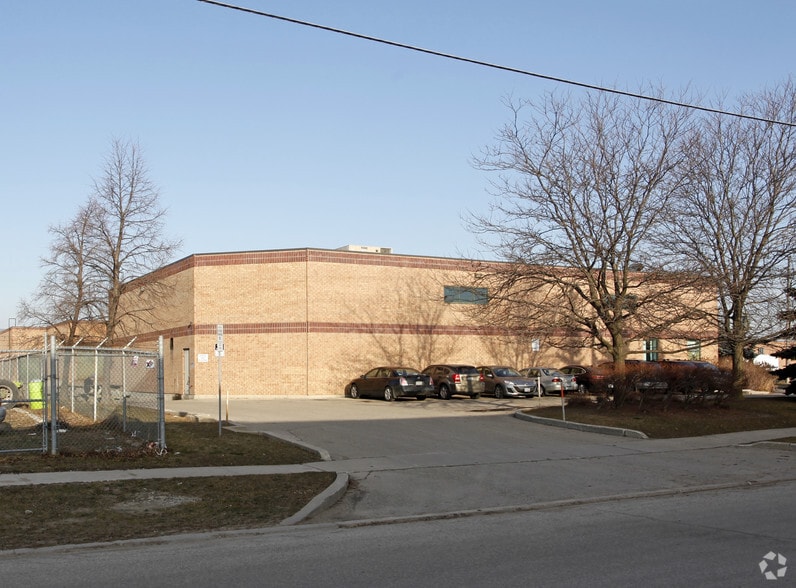 122 Sun Pac Blvd, Brampton, ON à vendre - Photo de l’immeuble – Image 2 sur 3