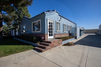 3006 E Coronado St, Anaheim, CA à louer Photo de l’immeuble– Image 2 sur 8