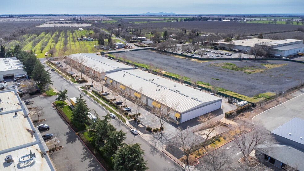 2704 Hegan Ln, Chico, CA à louer - Photo de l’immeuble – Image 3 sur 4