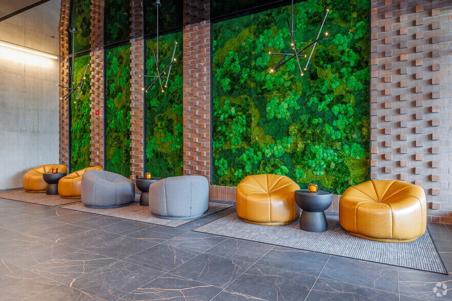 5200 St De La Savane, Montréal, QC à louer - Hall d’entrée – Image 3 sur 31