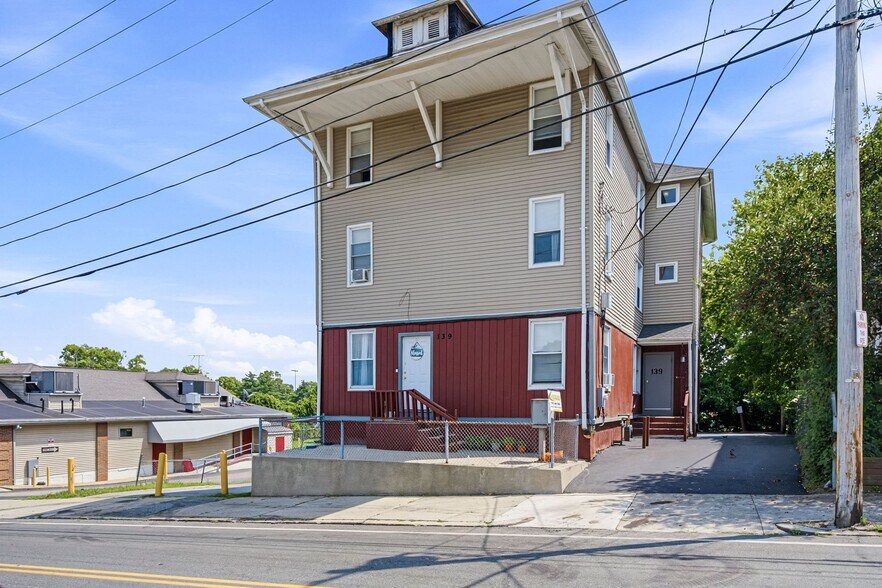 139 E School St, Woonsocket, RI à vendre - Photo de l’immeuble – Image 1 sur 46