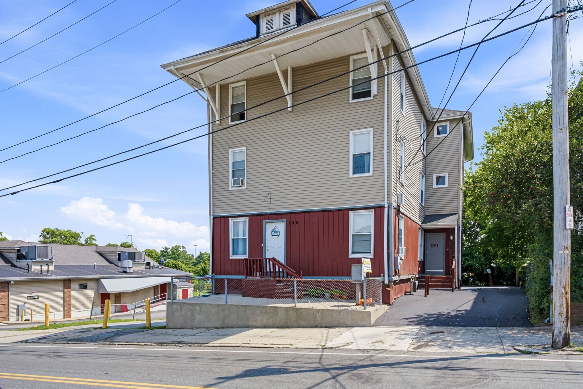 139 E School St, Woonsocket, RI à vendre Photo de l’immeuble– Image 1 sur 47
