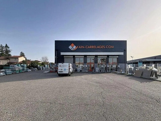 Plus de détails pour 141 Route De Grenoble, Saint-Priest - Local commercial à louer
