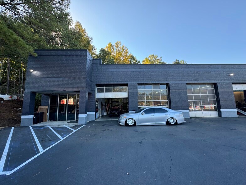 621 Indian Trail Lilburn Rd NW, Lilburn, GA à louer - Photo de l’immeuble – Image 2 sur 7