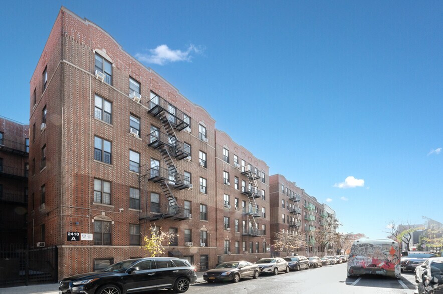 2400 Davidson Ave, Bronx, NY à louer - Photo principale – Image 1 sur 4