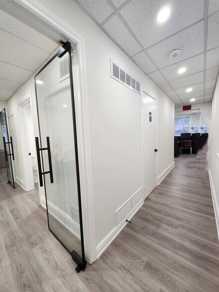 106 Sheppard Ave W, Toronto, ON à louer - Photo de l’immeuble – Image 2 sur 18