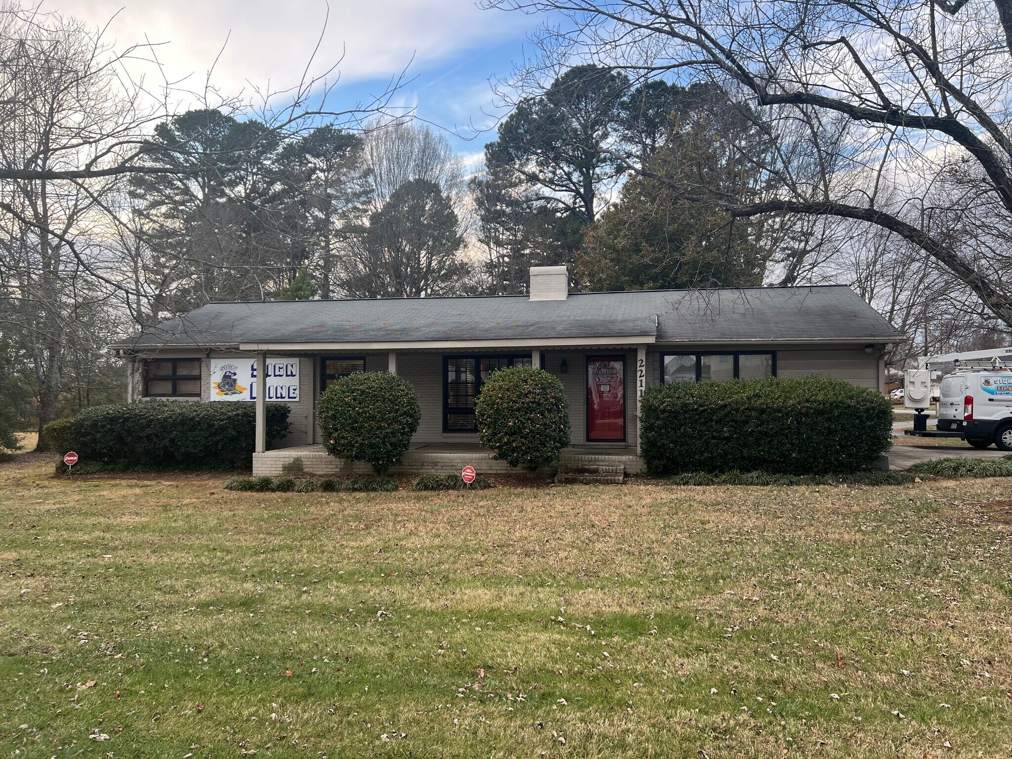 2211 Eastchester Dr, High Point, NC à vendre Photo principale– Image 1 sur 10