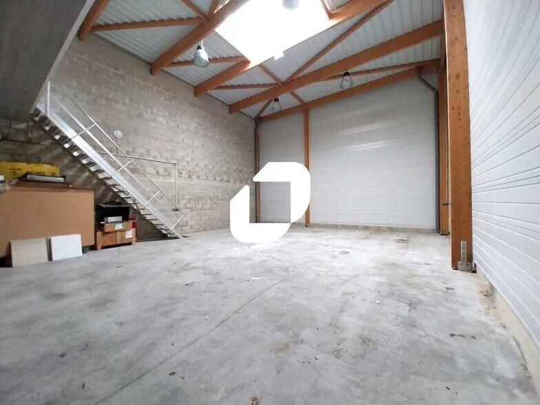 Local d’activités dans Gazeran à louer - Photo de l’immeuble – Image 2 sur 11