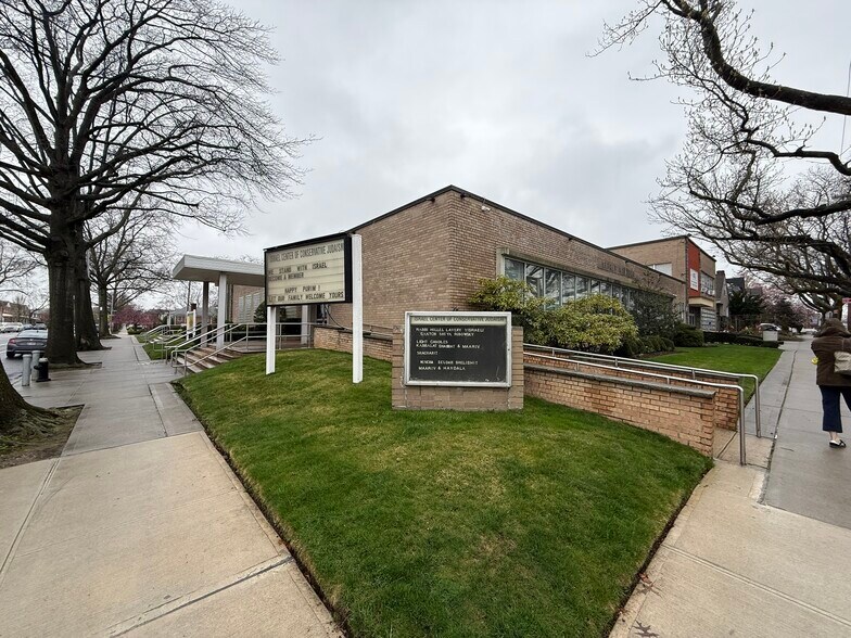 7164 168th St, Fresh Meadows, NY à louer - Photo de l’immeuble – Image 3 sur 6