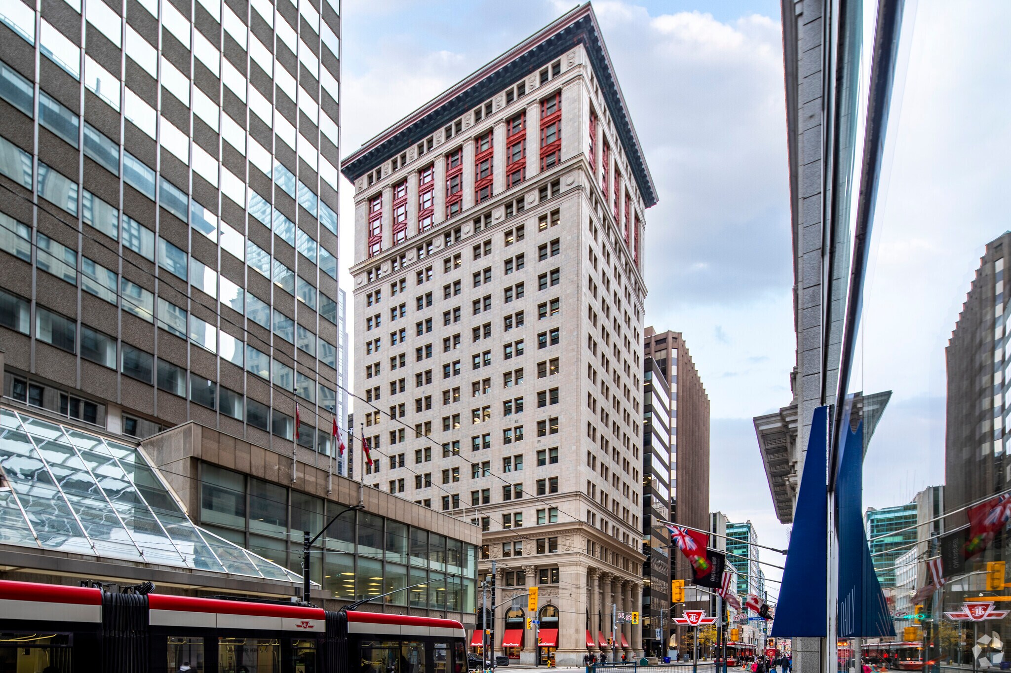 8 King St E, Toronto, ON à louer Photo de l’immeuble– Image 1 sur 7