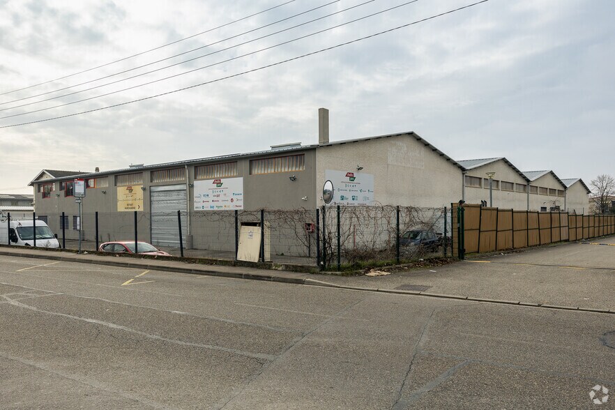 Local d’activités dans Décines-Charpieu à louer - Photo de l’immeuble – Image 2 sur 2