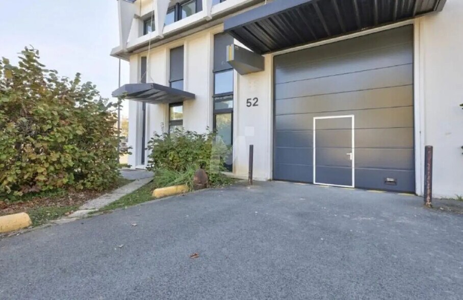 Local d’activités dans Évry-Courcouronnes à louer - Photo de l’immeuble – Image 2 sur 9