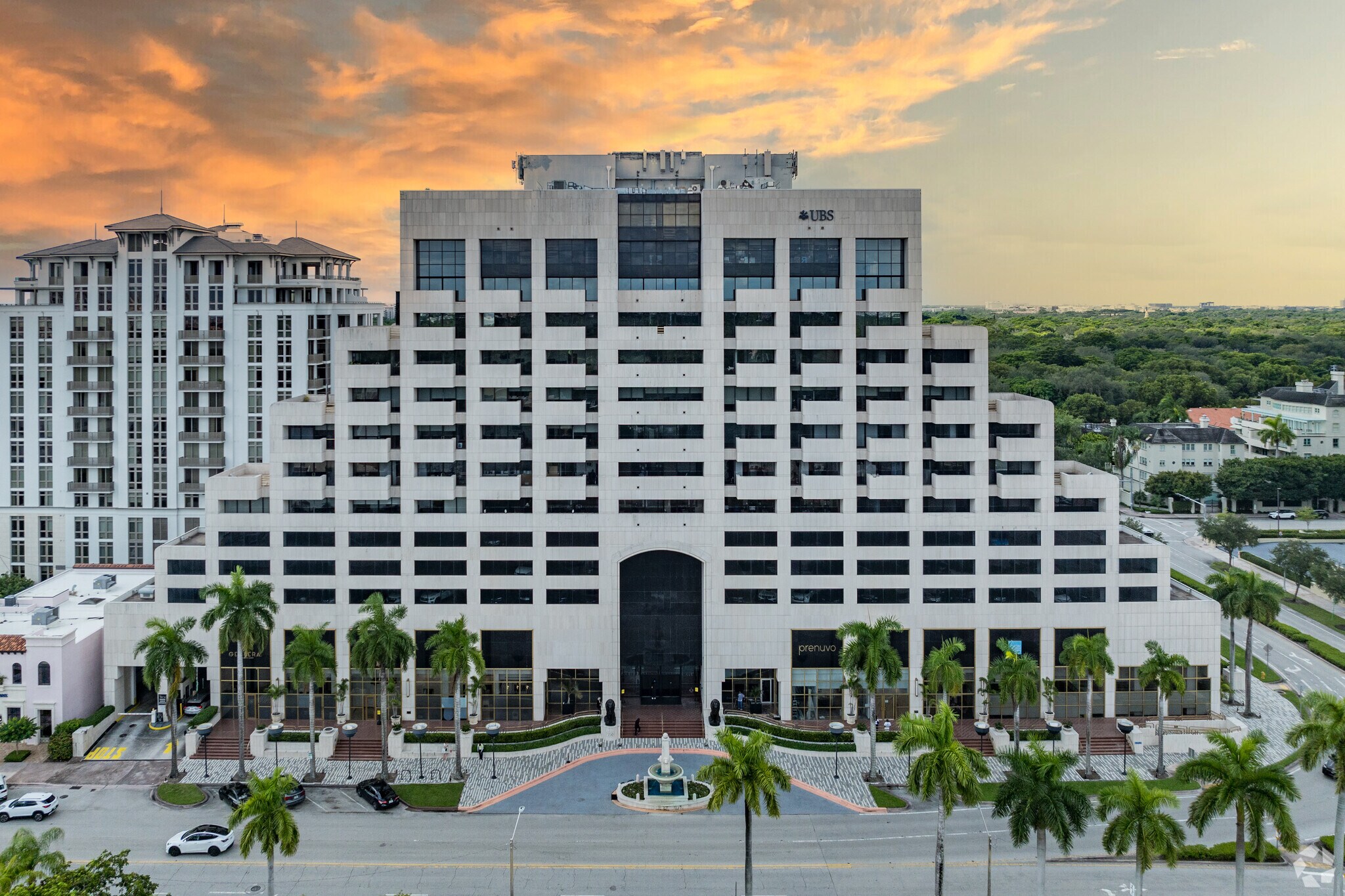 550 Biltmore Way, Coral Gables, FL à louer Photo de l’immeuble– Image 1 sur 20