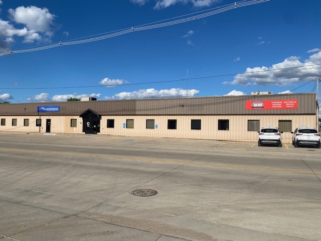 631 N Cedar Ave, Owatonna, MN à louer - Photo de l’immeuble – Image 1 sur 2