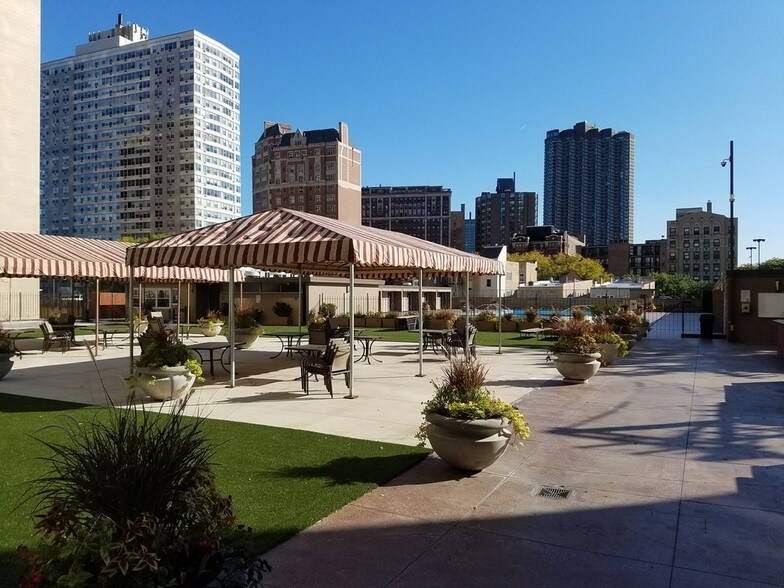 655 W Irving Park Rd, Chicago, IL à vendre - Photo de l’immeuble – Image 3 sur 11