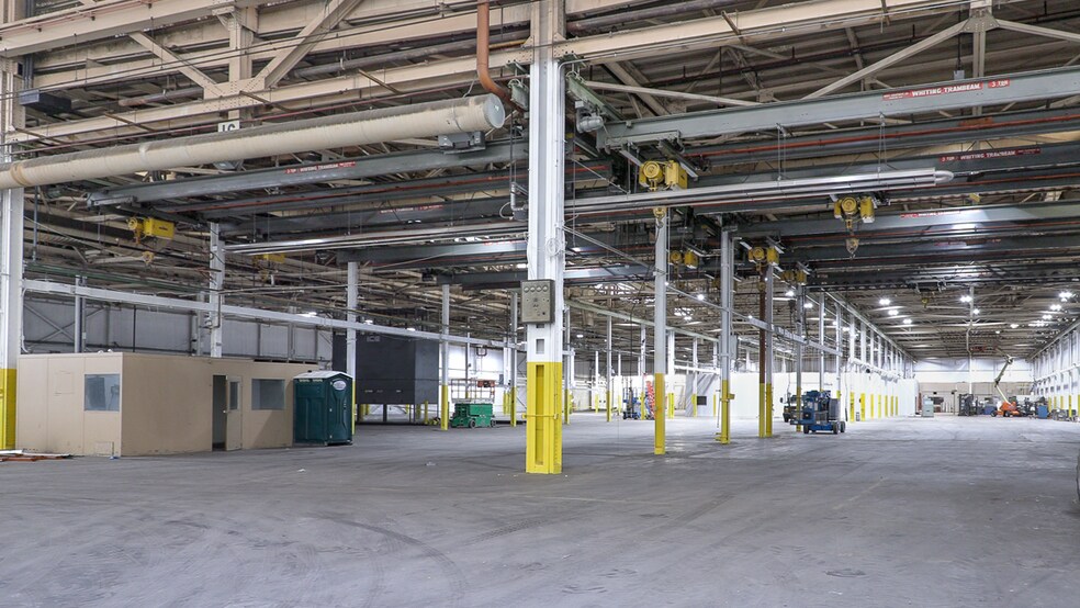 8500 Clinton Rd, Brooklyn, OH à louer - Photo de l’immeuble – Image 3 sur 5