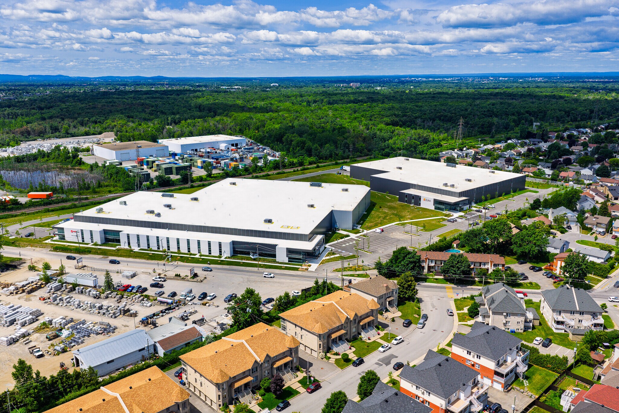 137 Boul Bellerose O, Laval, QC à louer Photo de l’immeuble– Image 1 sur 12