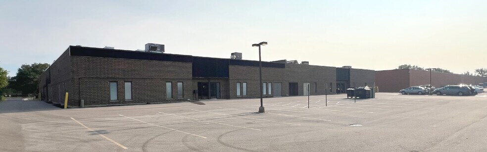 3675-3693 Commercial Ave, Northbrook, IL à louer - Photo de l’immeuble – Image 2 sur 9