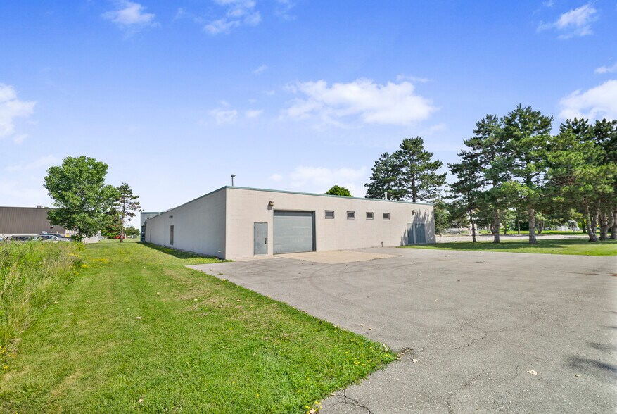 3405 Rhodes Dr, Windsor, ON à louer - Photo de l’immeuble – Image 3 sur 34
