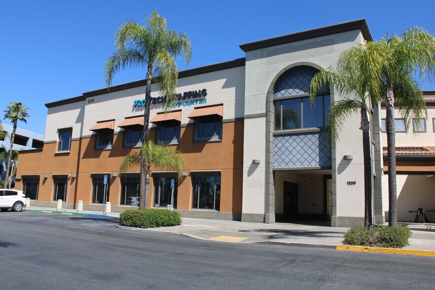 1209 University Ave, Riverside, CA à louer - Photo principale – Image 1 sur 6